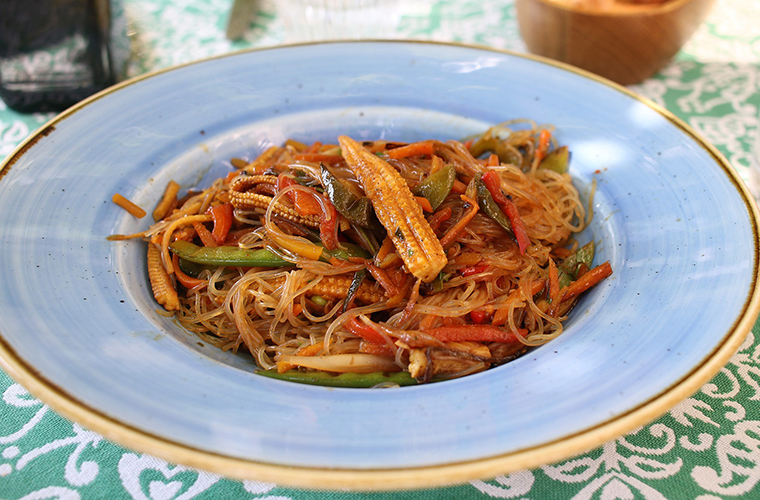 Receta de fideos de arroz con verduras (y sal marina) al wok - SALIMAR
