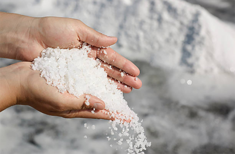 Sal marina, un potente ingrediente para cuidar las manos secas - SALIMAR
